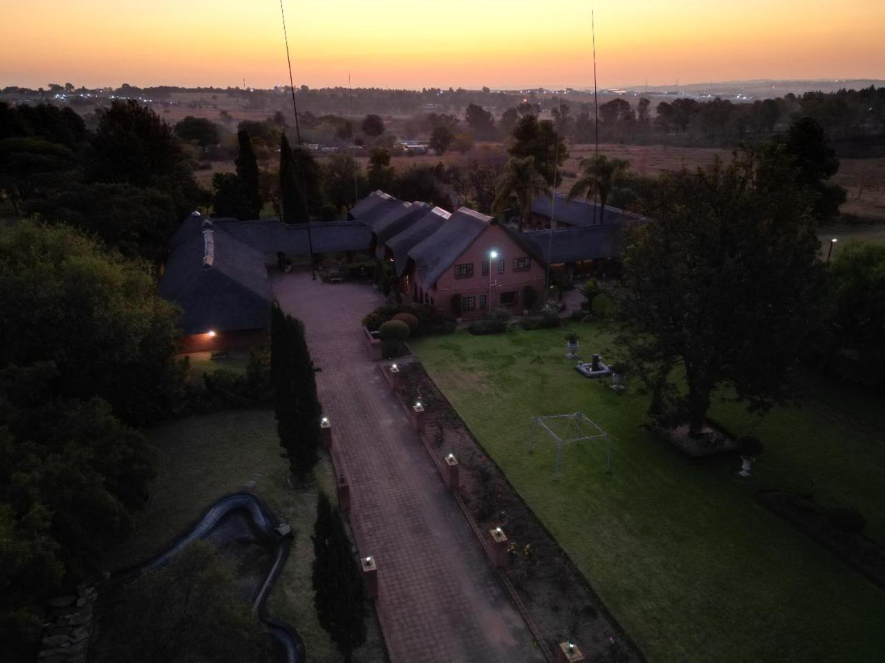 Owls Loft Guest House Midrand Bagian luar foto